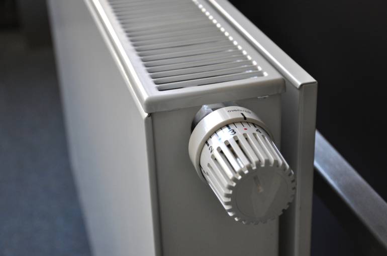 Grzejniki z termostatem – funkcje i zastosowanie